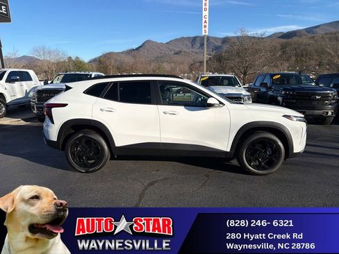 New 2025 Chevrolet Trax LT w/ LT Convenience Package FWD image 2