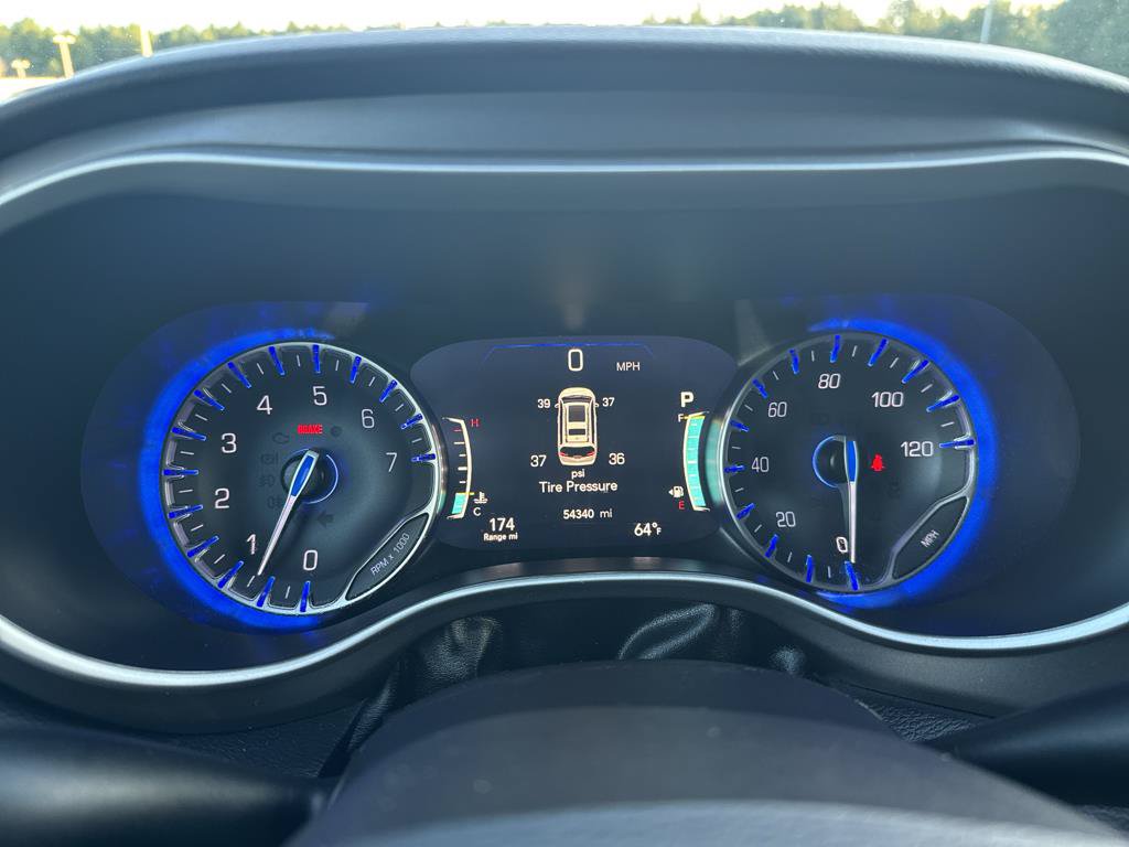Used 2024 Chrysler Pacifica Touring-L FWD image 9