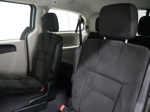 Used 2018 Dodge Grand Caravan SE w/ UConnect Hands-Free Group image 13