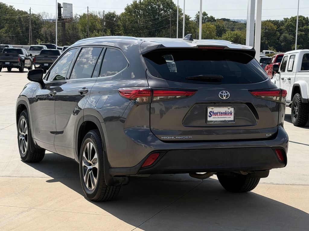 Used 2021 Toyota Highlander XLE FWD image 4