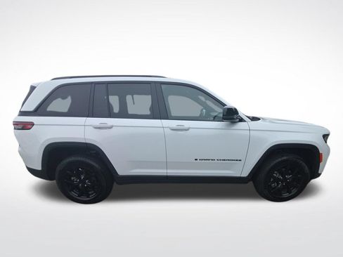 Used 2025 Jeep Grand Cherokee Altitude AWD/4WD image 6