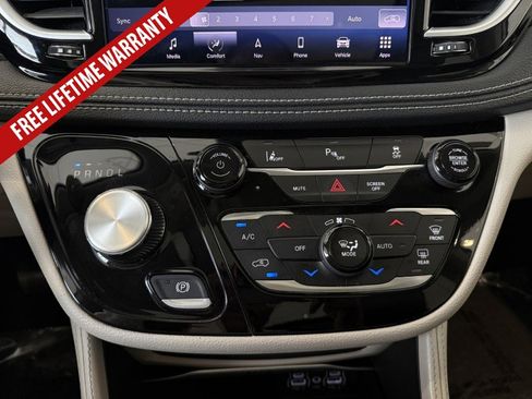 Used 2023 Chrysler Pacifica Limited FWD image 42
