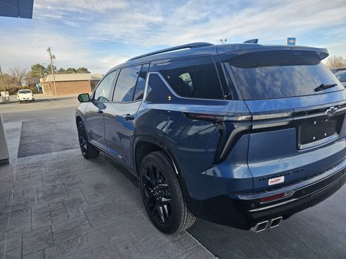 Used 2025 Chevrolet Traverse RS image 5