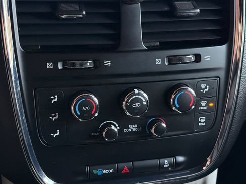 Used 2017 Dodge Grand Caravan SXT image 29