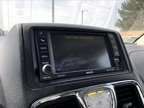 Used 2014 Chrysler Town & Country Touring image 14