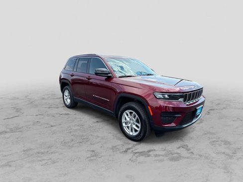 Used 2025 Jeep Grand Cherokee Laredo X w/ Luxury Tech Group I AWD/4WD image 2