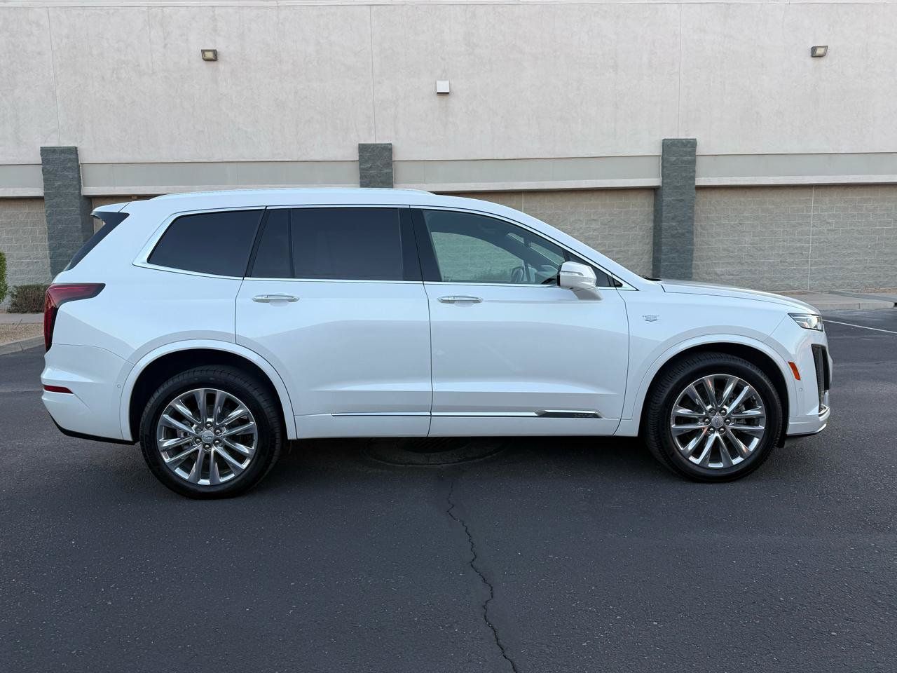 Used 2023 Cadillac XT6 Premium Luxury w/ Technology Package AWD/4WD image 2