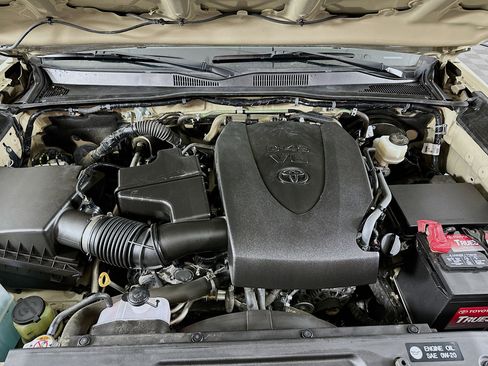 Used 2019 Toyota Tacoma Limited image 32