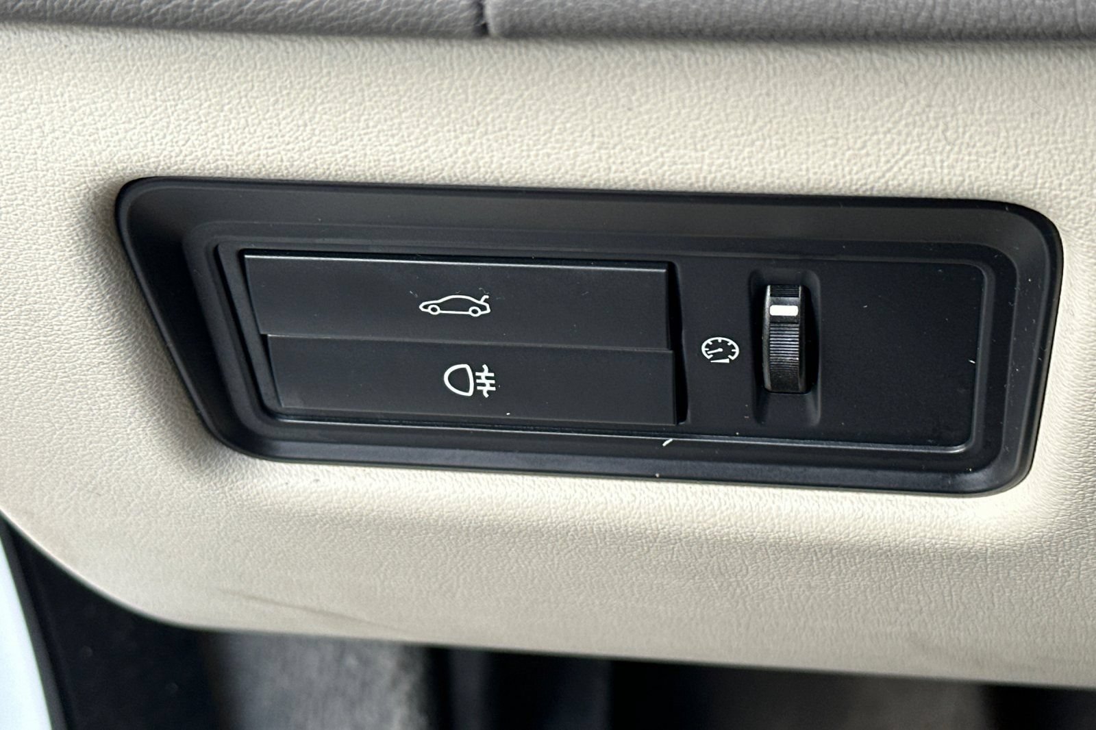 Used 2016 Jaguar XJ R-Sport RWD image 33
