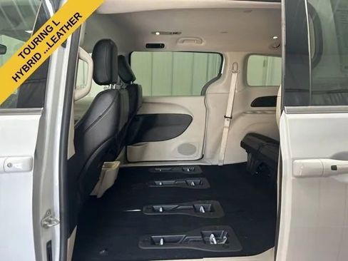 Used 2023 Chrysler Pacifica Touring-L FWD image 10