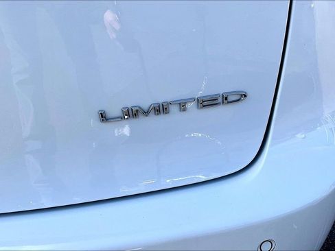 Used 2023 Chrysler Pacifica Limited image 24