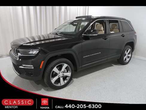 Used 2022 Jeep Grand Cherokee Limited w/ Luxury Tech Group II AWD/4WD image 3