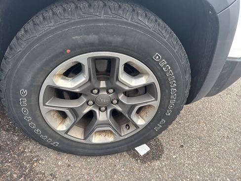 Used 2019 Jeep Cherokee Trailhawk w/ Cold Weather Group image 11