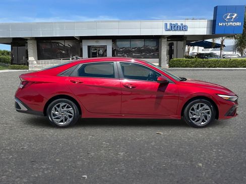 Used 2024 Hyundai Elantra SEL FWD image 9