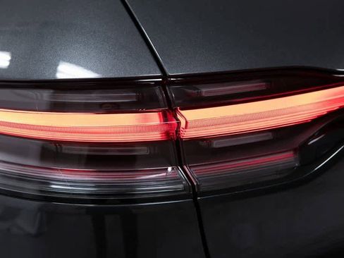 Certified 2025 Porsche Macan image 36