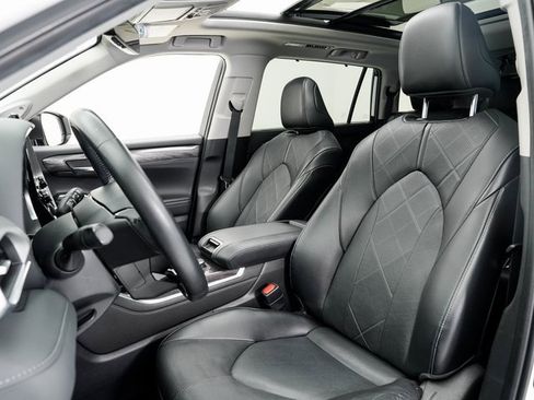 Used 2022 Toyota Highlander Platinum image 5