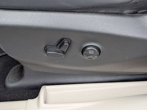 Used 2024 Chrysler Pacifica Touring-L FWD image 16