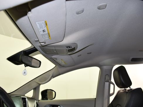 Used 2024 Chrysler Pacifica Touring-L FWD image 39