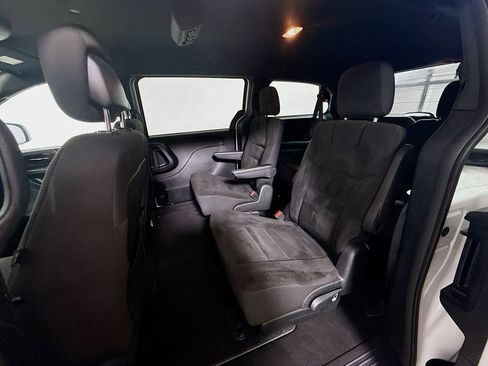 Used 2018 Dodge Grand Caravan SE FWD image 21
