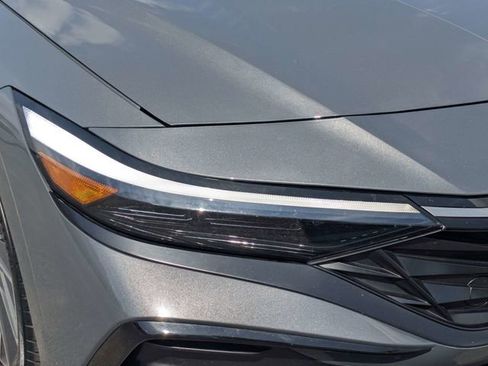 Used 2025 Hyundai Elantra Limited image 9
