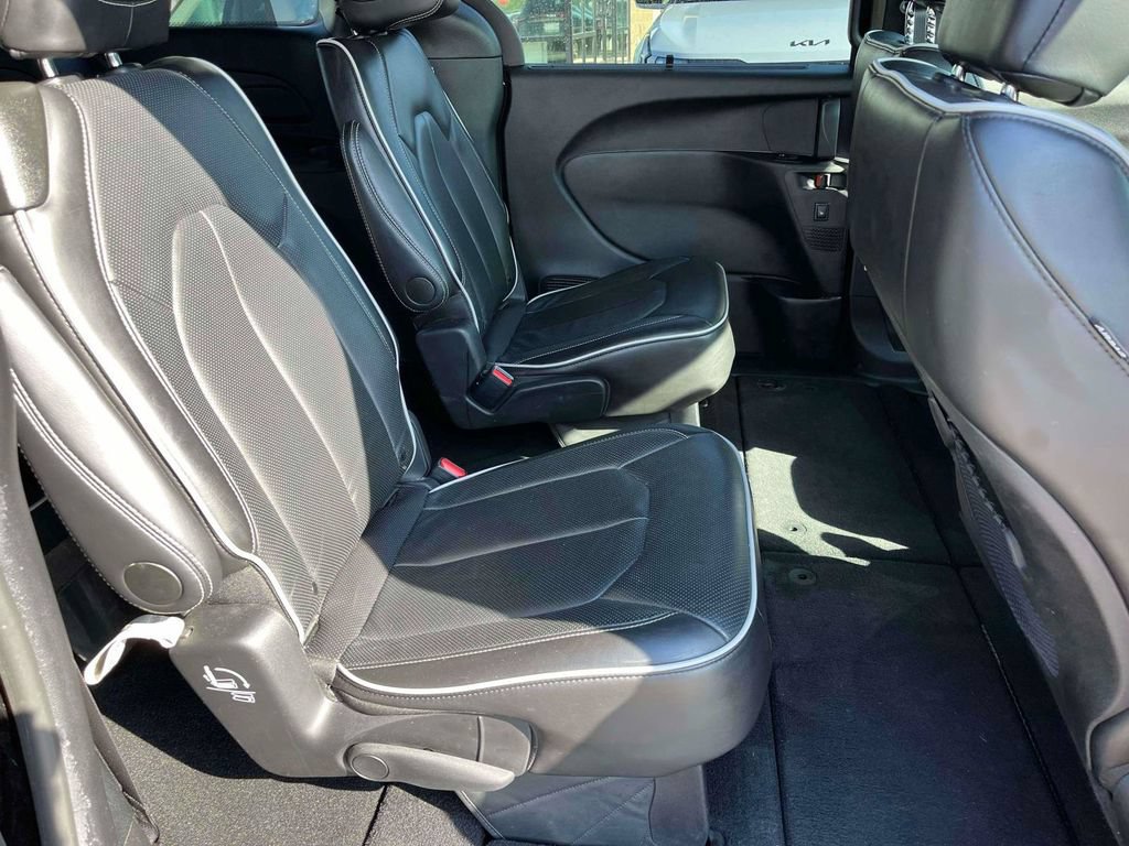Used 2025 Chrysler Pacifica Limited FWD image 9