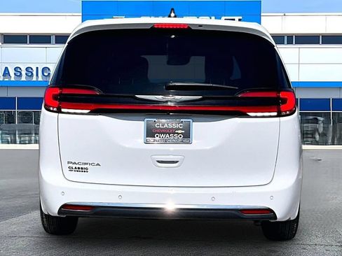 Used 2025 Chrysler Pacifica Select FWD image 4