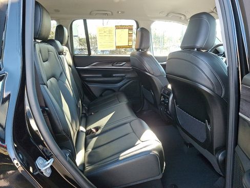 Used 2023 Jeep Grand Cherokee Limited image 15