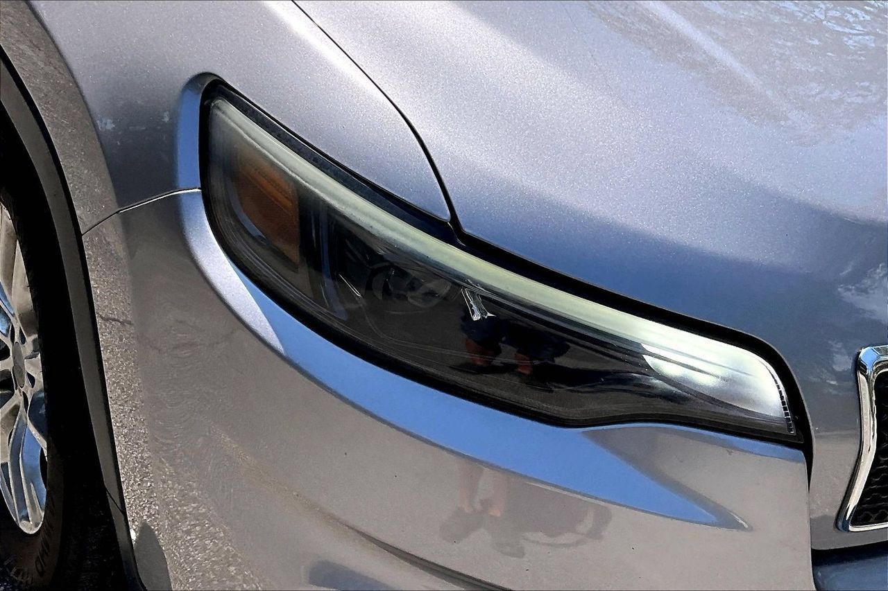 Used 2019 Jeep Cherokee Latitude Plus w/ Comfort/Convenience Group FWD image 33