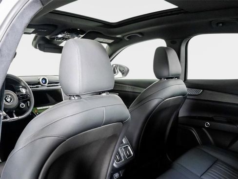 Used 2024 Maserati Grecale Modena image 36