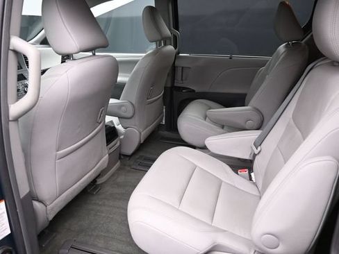 Used 2017 Toyota Sienna XLE FWD image 13