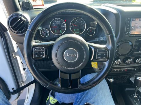 Used 2014 Jeep Wrangler Unlimited Sahara image 16