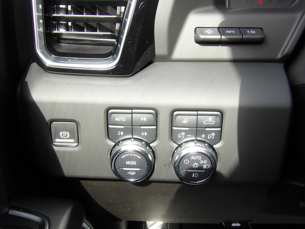 Used 2025 GMC Sierra 3500 Denali w/ Denali Reserve Package AWD/4WD image 20