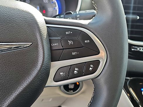 Used 2024 Chrysler Pacifica Touring-L image 25