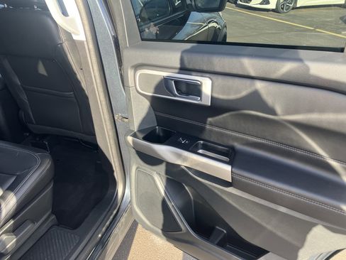 Used 2022 Ford Explorer XLT w/ Equipment Group 202A image 11