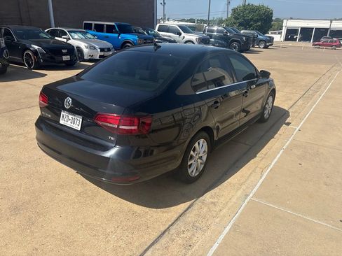 Used 2017 Volkswagen Jetta SE FWD image 3