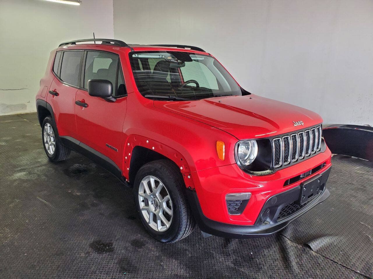 Used 2019 Jeep Renegade Sport w/ Sport Appearance Group AWD/4WD image 3