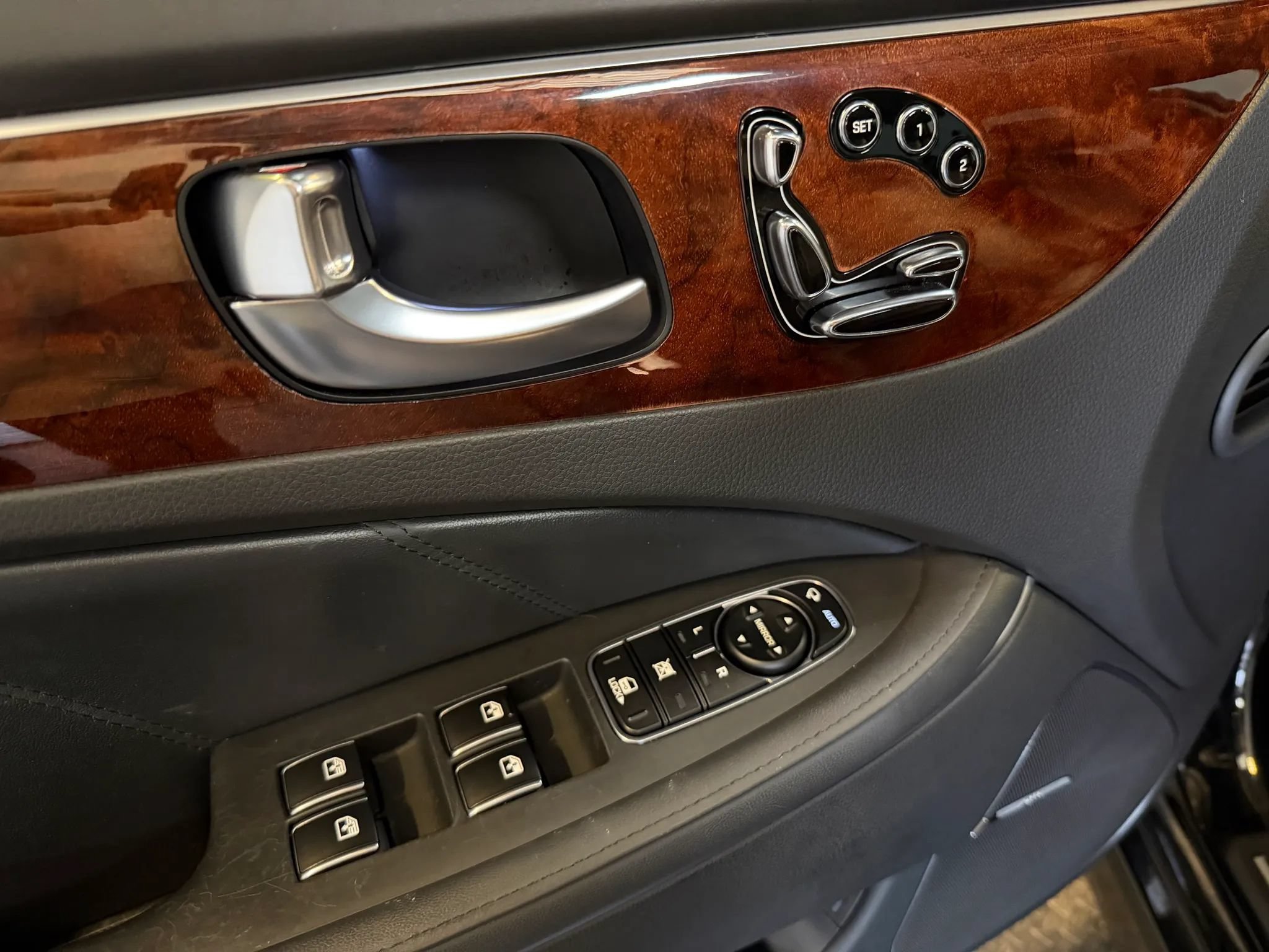 Used 2016 Hyundai Equus Ultimate RWD image 9