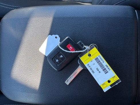 Used 2021 Toyota Tacoma TRD Off-Road image 19