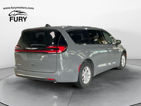 Used 2023 Chrysler Pacifica Touring-L FWD image 3