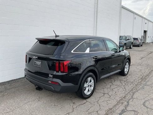 Used 2023 Kia Sorento LX image 4