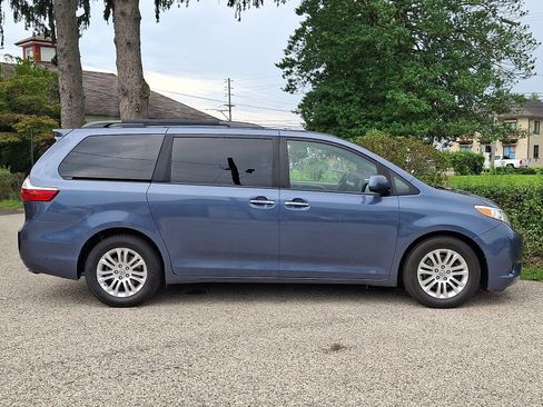 Used 2017 Toyota Sienna XLE Premium FWD image 7