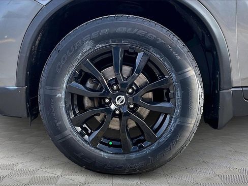 Used 2018 Nissan Rogue SV image 9