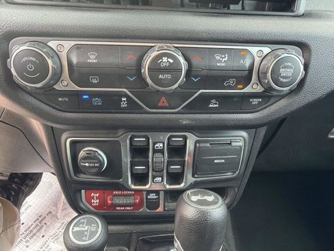 Used 2024 Jeep Wrangler Unlimited AWD/4WD image 16