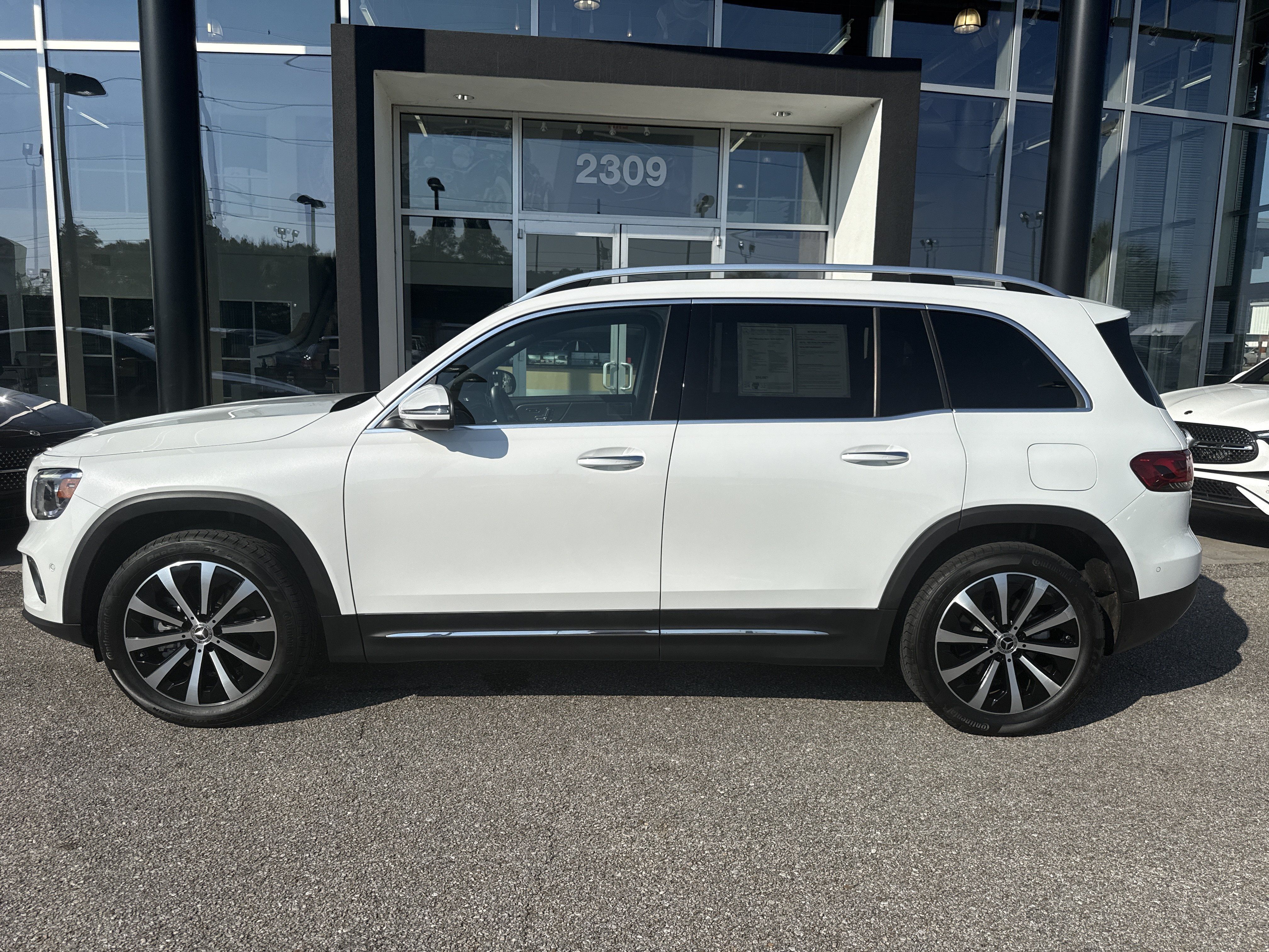Used 2023 Mercedes-Benz GLB 250 image 2