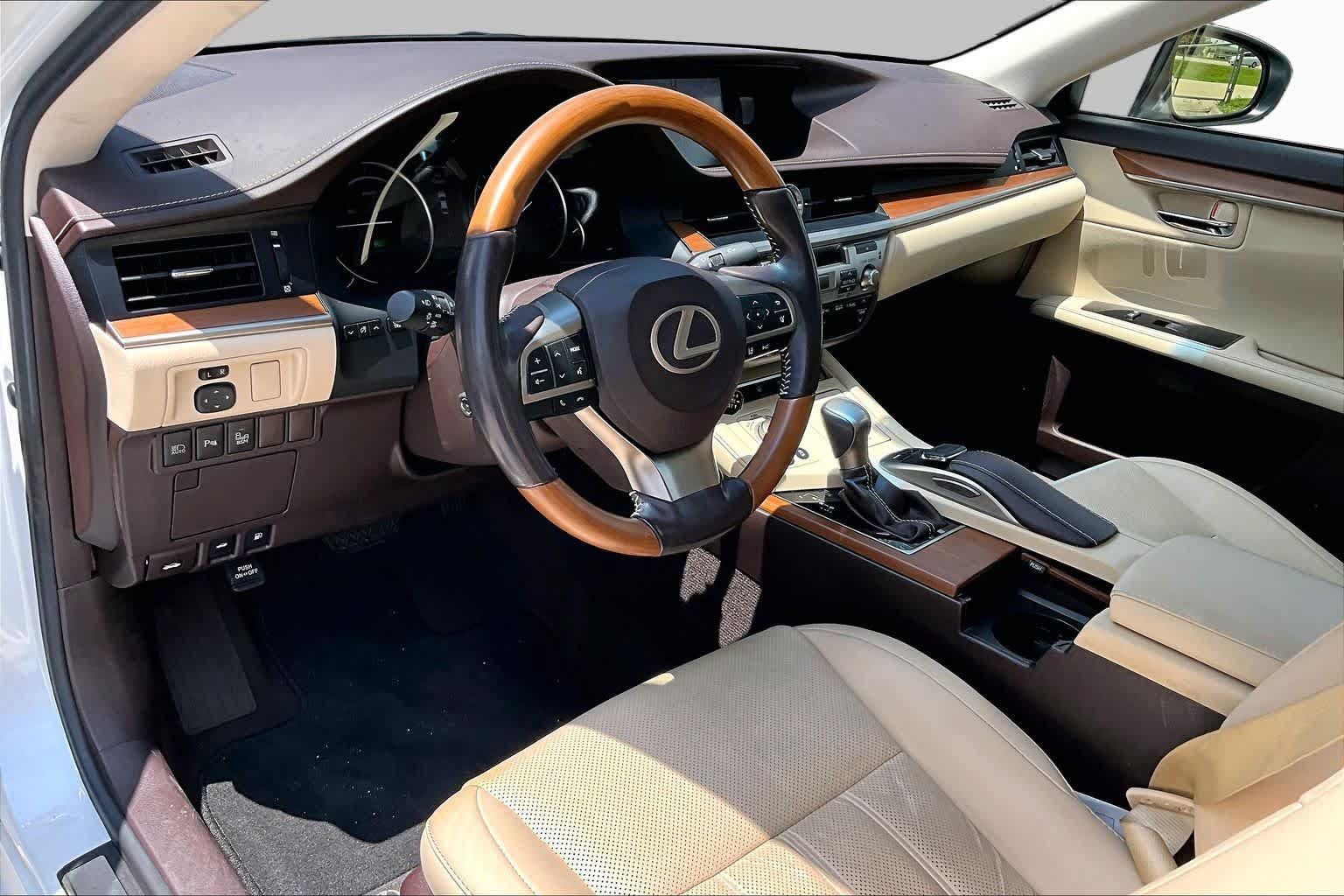 Used 2018 Lexus ES 300h w/ Luxury Package FWD image 16
