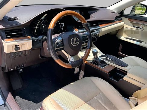 Used 2018 Lexus ES 300h w/ Luxury Package FWD image 16