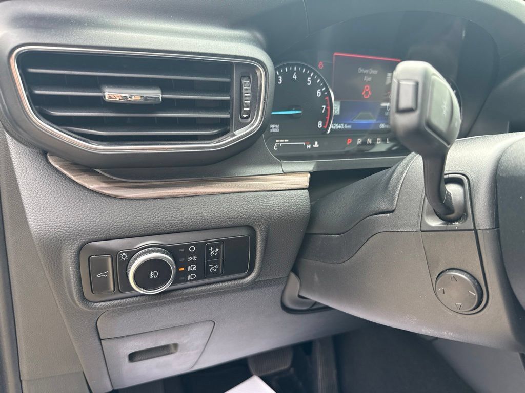 Used 2023 Ford Explorer Limited w/ Equipment Group 301A AWD/4WD image 13
