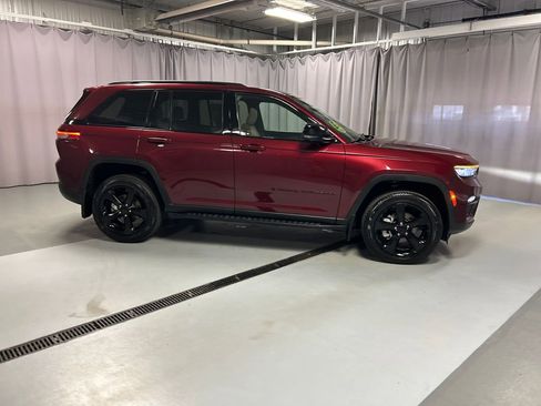 Used 2025 Jeep Grand Cherokee Limited w/ Luxury Tech Group II AWD/4WD image 8