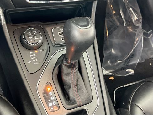 Used 2022 Jeep Cherokee Trailhawk AWD/4WD image 16