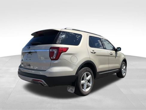 Used 2017 Ford Explorer XLT w/ Equipment Group 202A AWD/4WD image 16